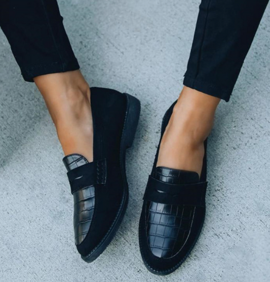 Black croc effect loafers with textured finish and rounded toe