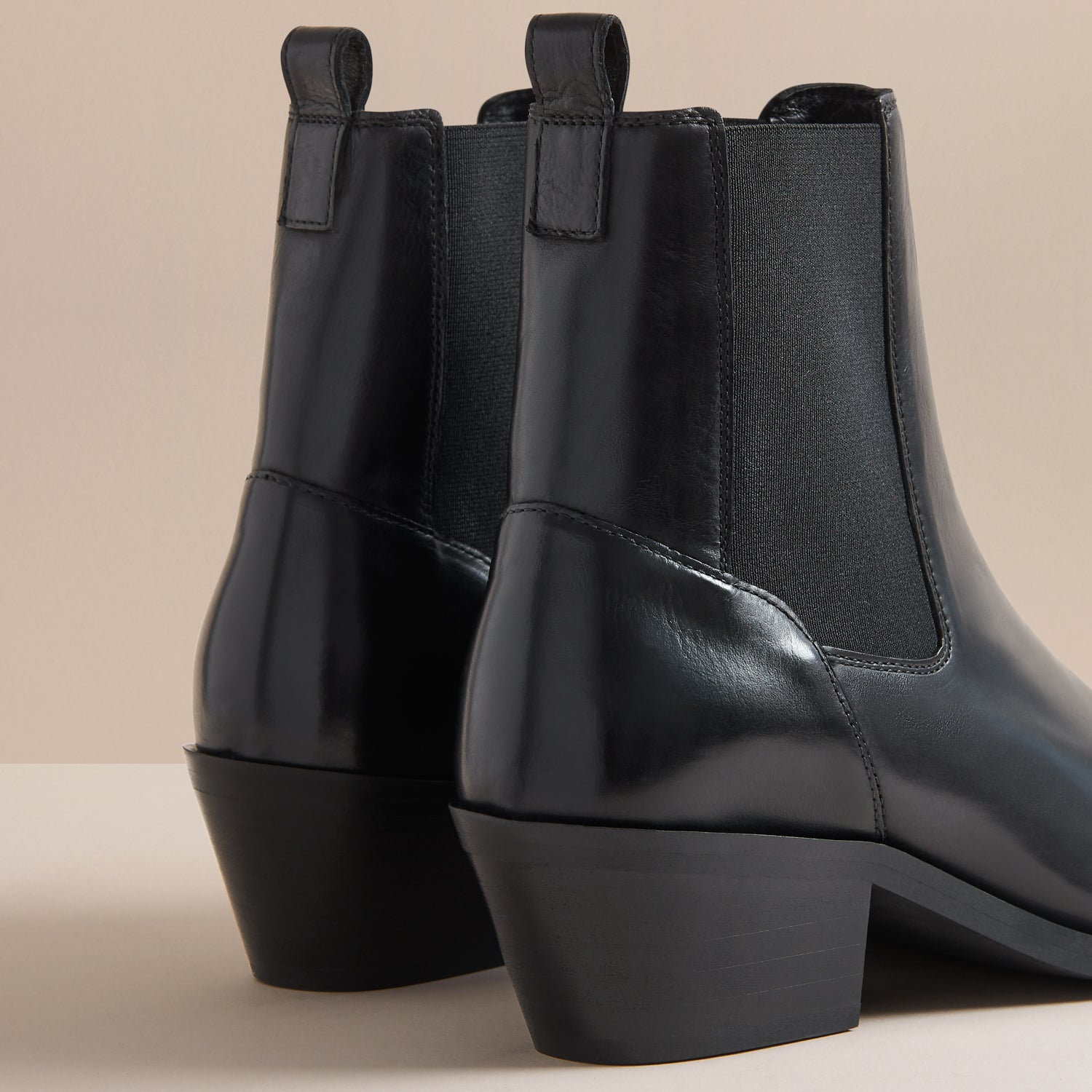 Pointed western Chelsea boots in black, heel detail