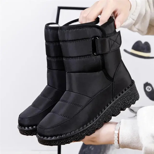 Women's Quilted Strap Winter Boots in Black
